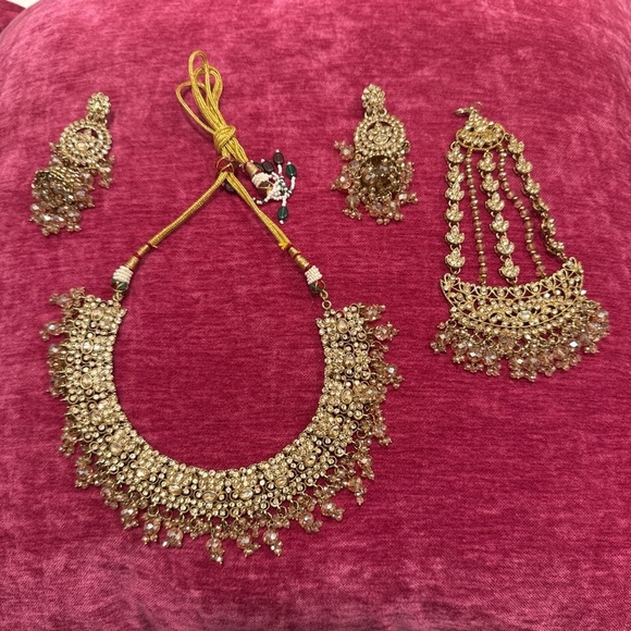 Jewelry - Elegant Gold Jewelry Set for Women